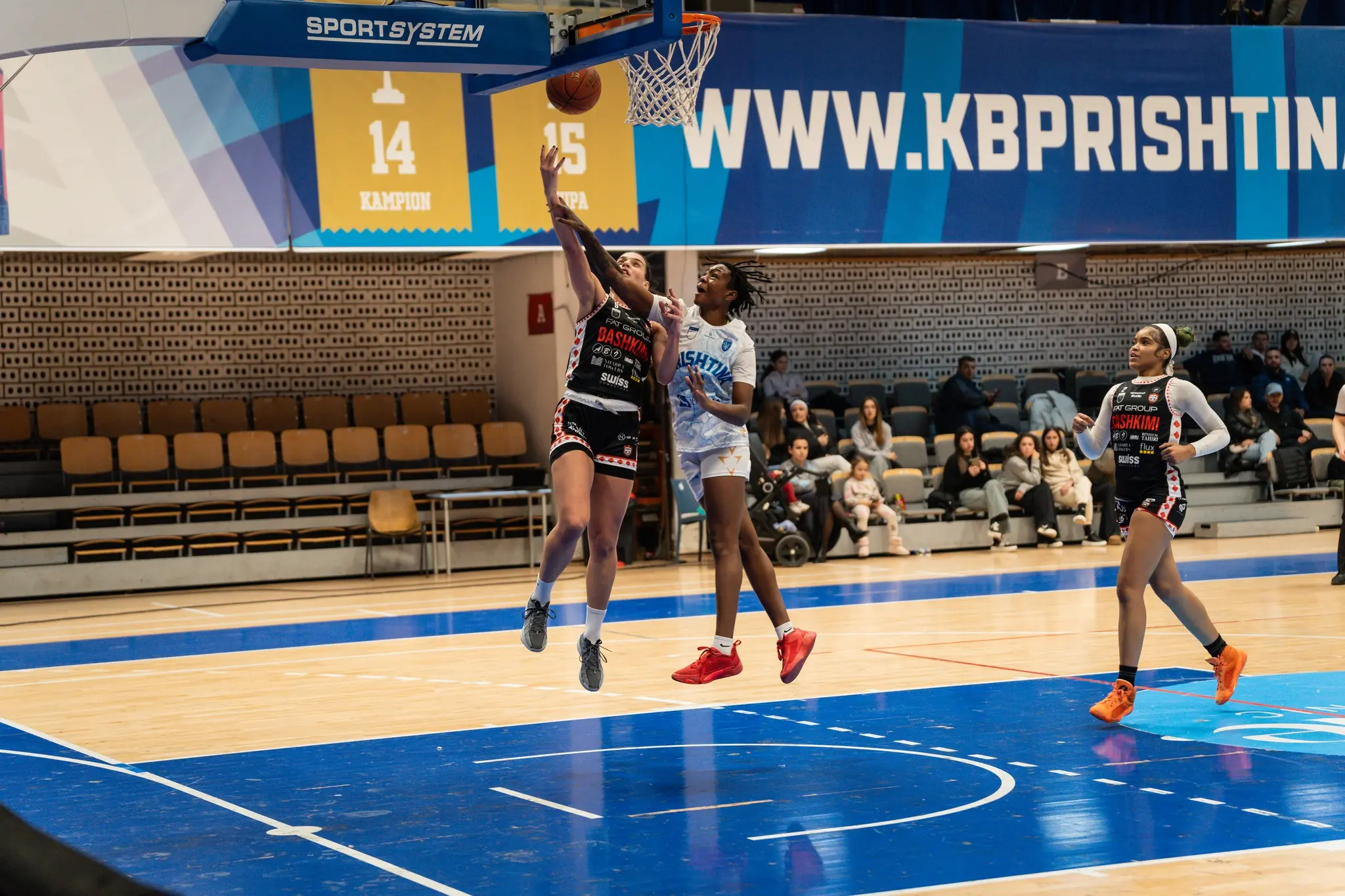 Pamje nga ndeshja Prishtina-Bashkimi